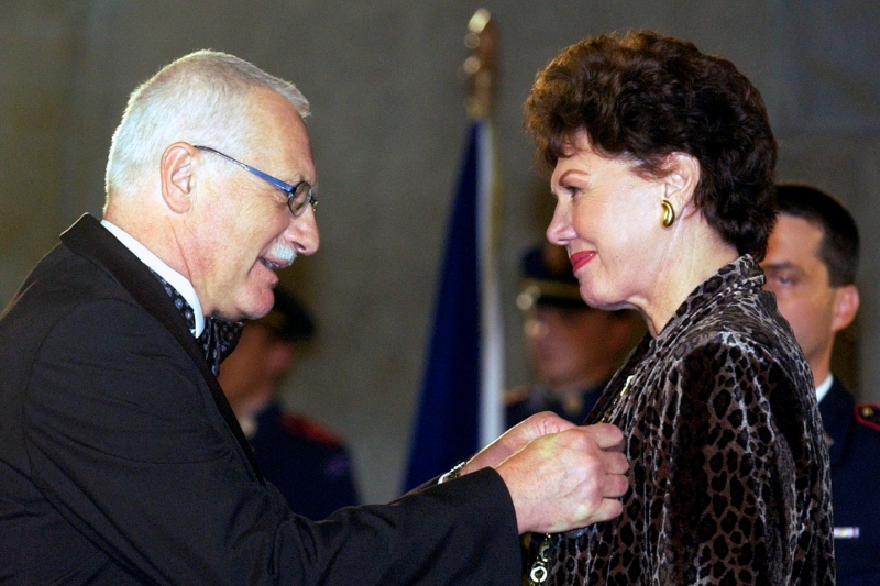 Václav Klaus předává Áje Vrzáňové vyznamenání Za zásluhy II. stupně v roce 2004.