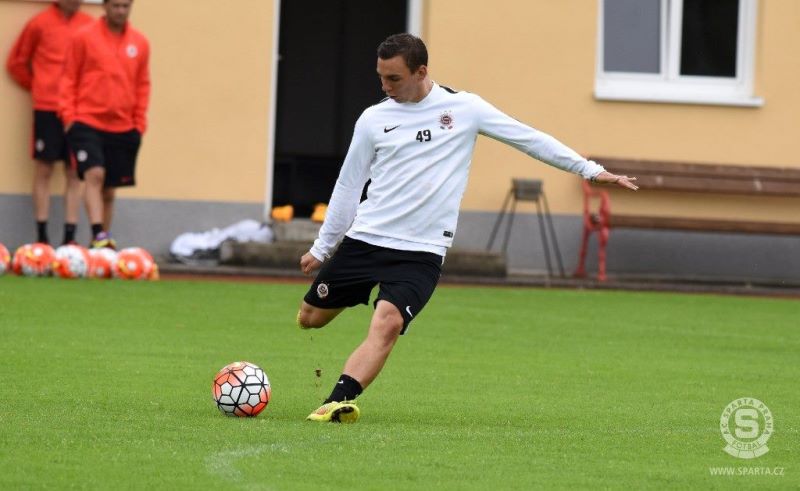Slovenský fotbalista Juraj Chvátal se definitivně stal hráčem Sparty, jejíž dres oblékal už na jaře v rámci hostování ze Senice. Slovenský fotbalista Juraj Chvátal se definitivně stal hráčem Sparty, jejíž dres oblékal už na jaře v rámci hostování ze Senice.