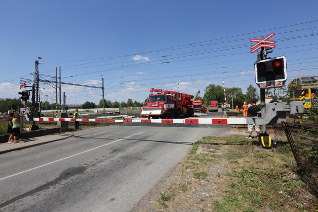 U Studénky na Novojičínsku se 22. července srazil na zabezpečeném přejezdu vlak Pendolino s kamionem. Srážka si vyžádala dva lidské životy a několik zraněných lidí. Na snímku hasiči odklízejí trosky z kolejiště (ilustrační foto). U Studénky na Novojičínsku se 22. července srazil na zabezpečeném přejezdu vlak Pendolino s kamionem. Srážka si vyžádala dva lidské životy a několik zraněných lidí. Na snímku hasiči odklízejí trosky z kolejiště (ilustrační foto).