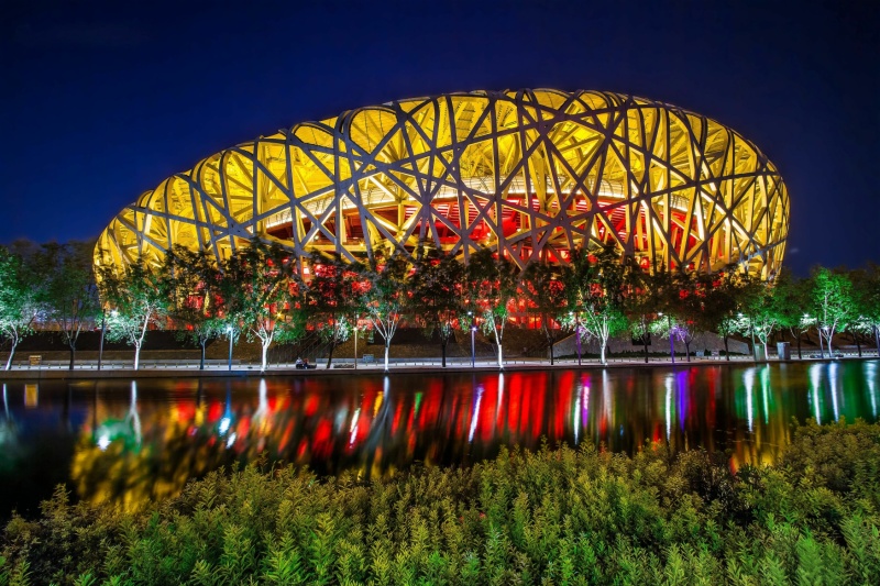 Stadion Ptačí hnízdo v Pekingu hostil oba ceremoniály. Za sedm let se na něj olympiáda vrátí.
