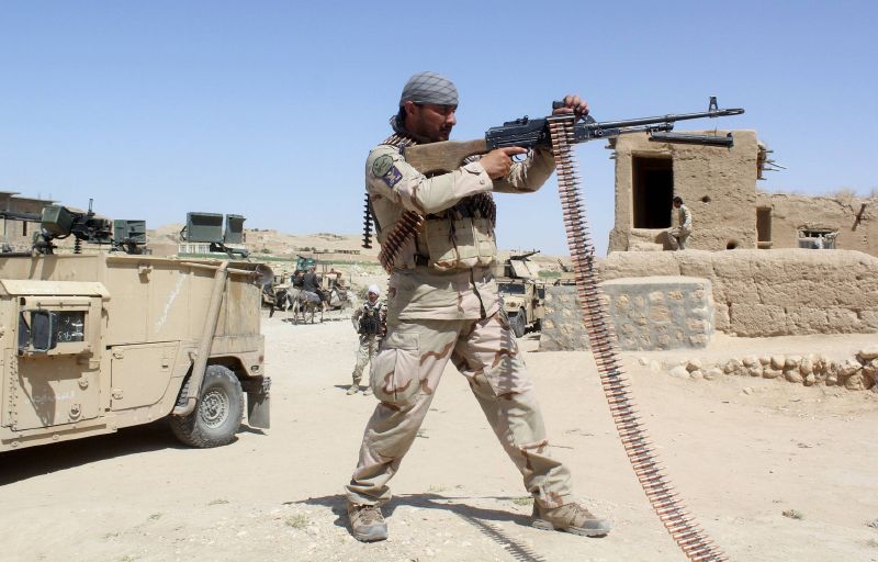 Afghánský voják při přípravě zbraně do boje proti Talibanu.