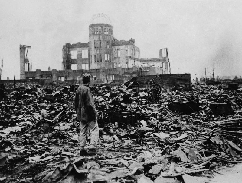 "Jedinou výraznou stavbou, která výbuch v Hirošimě přežila, byl secesní Průmyslový palác se železobetonovou kopulí, jejž tu v roce 1915 vystavěl český architekt Jan Letzel."