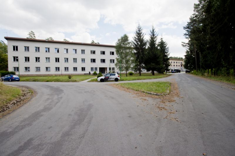 Zařízení pro uprchlíky v Bělé pod Bezdězem. Zařízení pro uprchlíky v Bělé pod Bezdězem.