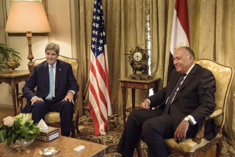 Americký ministr zahraničí John Kerry (vlevo) s egyptským protějškem Samím Šukrím.