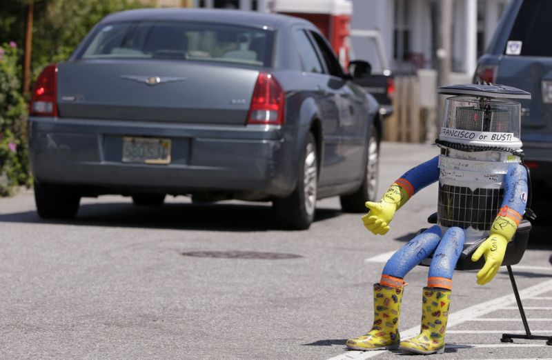 Stopující robot na cestě přes USA. Stopující robot na cestě přes USA.