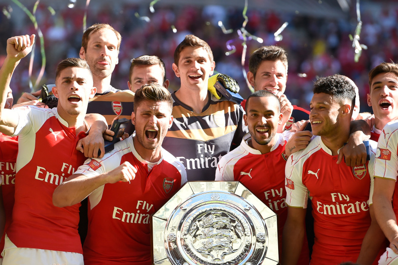 Petr Čech slaví první trofej v Arsenalu. Vyhrál anglický Superpohár.