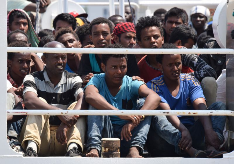 Cesta přes Středozemní moře na přeplněných plavidlech se migrantům může stát osudnou. Cesta přes Středozemní moře na přeplněných plavidlech se migrantům může stát osudnou.