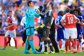 Gólman Petr Čech si po utkání šel popovídat s někdejším kolegou z Chelsea Thibautem Courtoisem.