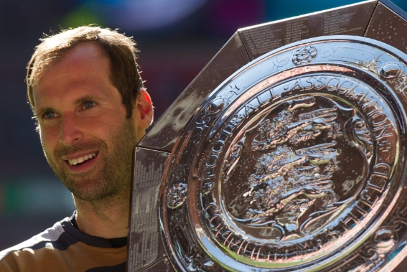 Brankář Petr Čech získal s Arsenalem Superpohár.