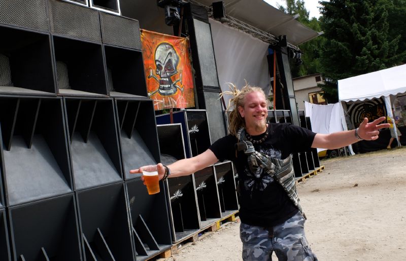 Policie během technoparty nikoho nezadžela. 