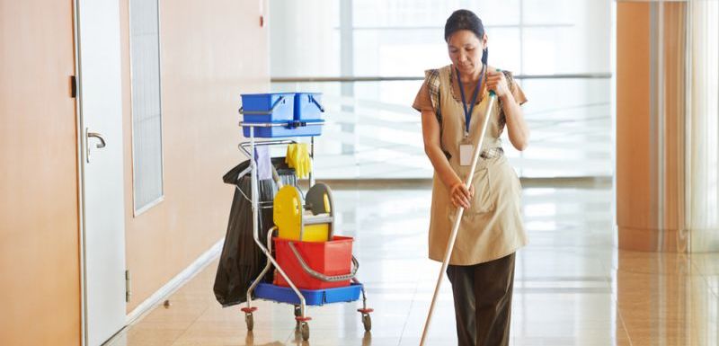 Lidé, kteří pracují za minimální mzdu, dostanou možná přidáno. Lidé, kteří pracují za minimální mzdu, dostanou možná přidáno.