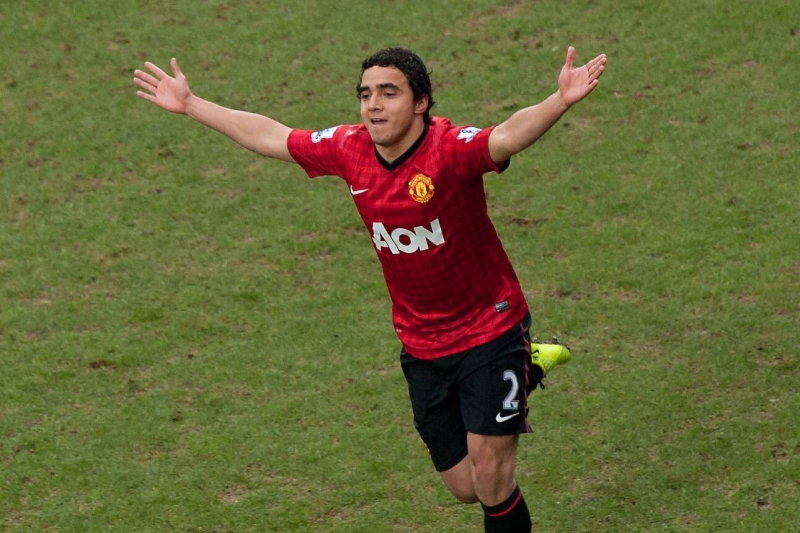 Z Manchesteru United odchází do francouzské ligy vedle argentinského záložníka Ángela di Maríi (PSG) také brazilský obránce Rafael, který posílí Olympique Lyon.