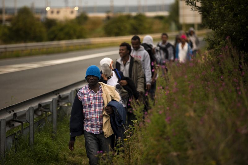 Afričtí imigranti se snaží dostat z Francie do Velké Británie.
