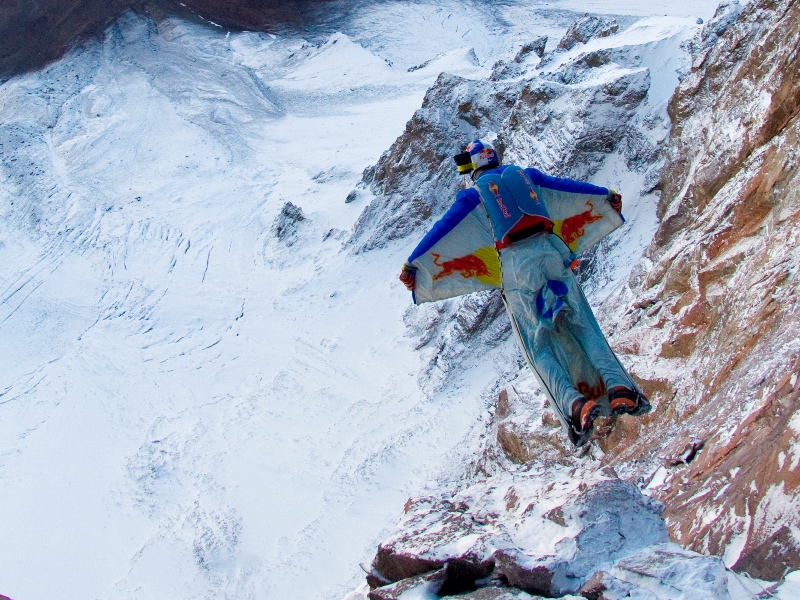 Z vysokých skal plachtí nad zemí jako draví ptáci. Na rozdíl od nich svůj let často nepřežijí. Nejlepší wingsuiter současnosti, Rus Valerij Rozov, však strachem netrpí.