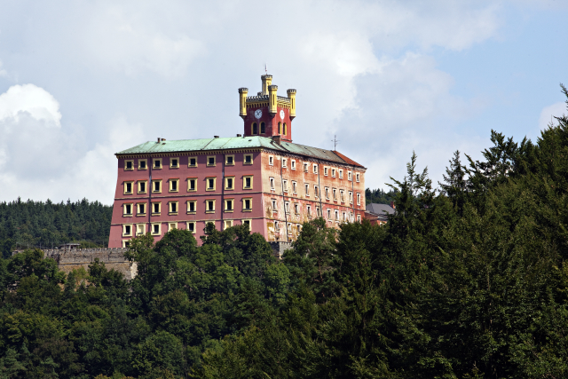 Věznice Mírov na bývalém středověkém hradě v obci Mírov na Šumpersku.