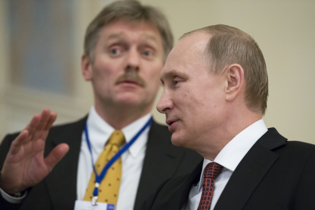 Vladimir Putin (vpravo) se svým mluvčím Dmitrijem Peskovem.