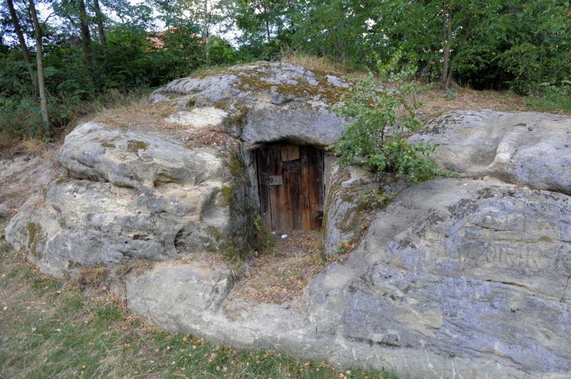 Původně bylo 50 skalních sklepů a obydlí, do dnes se jich dochovalo jen 27.