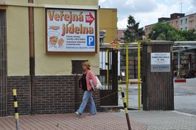 Salmonelózou se v jídelně nakazilo až 145 lidí.