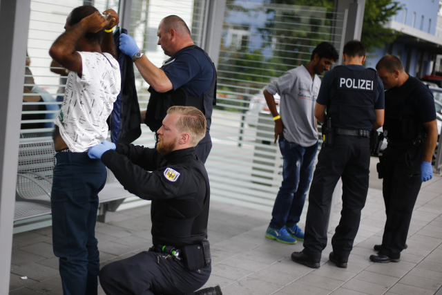 Němečtí policisté kontrolují imigranty (ilustrační foto).