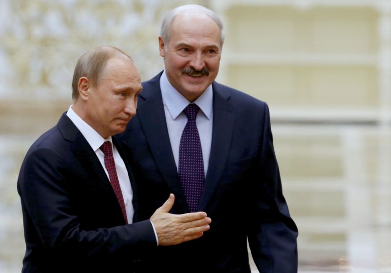Ruský prezident Vladimir Putin a jeho protějšek Alexandr Lukašenko.