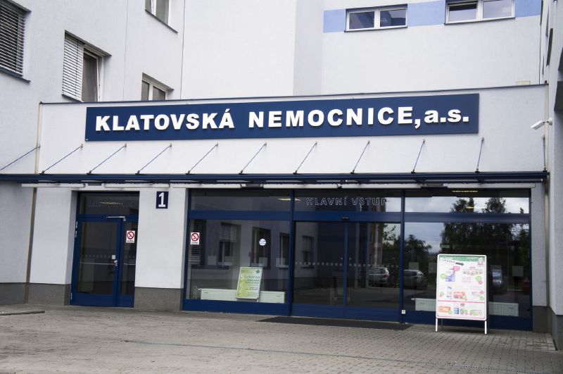 Vchod do klatovské nemocnice.