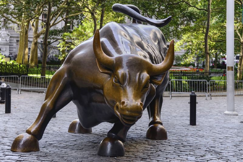 Pověstná socha býka odkazující na Wall Street.