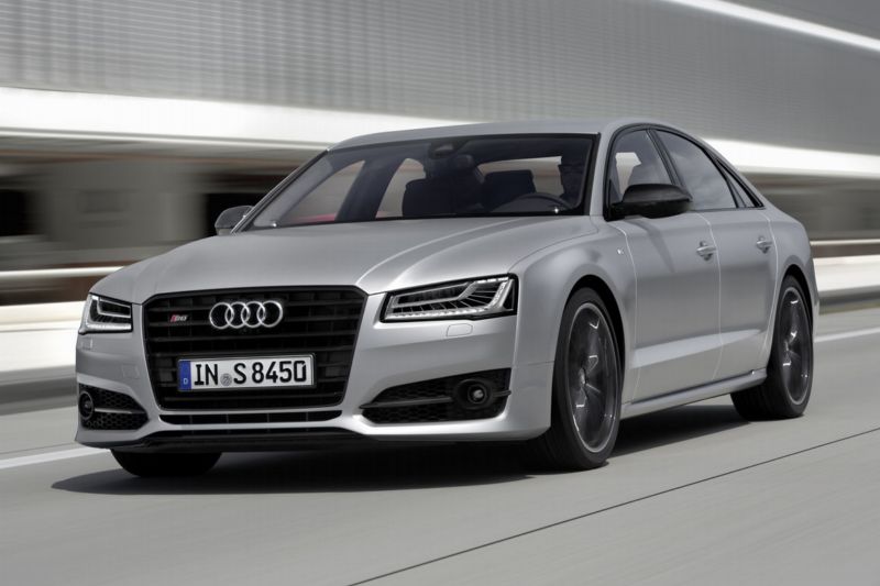 Audi S8 plus má pod kapotou více než šest stovek koní.