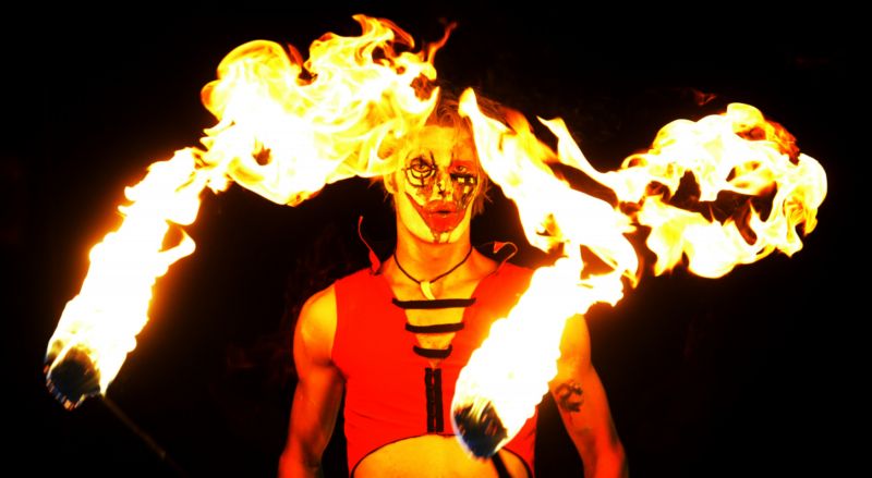 Představení souboru Cirque Garuda. Představení souboru Cirque Garuda.