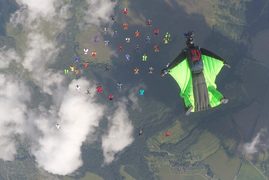 K wingsuitingu je nutný speciální oblek s křídly.