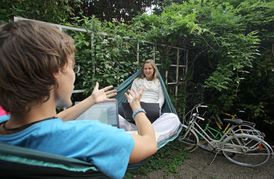 Dobrý soused může být víc než vzdálený přítel, zejména pokud s ním sdílíme sekačku, pračku, teplou večeři či vlastní frustrace.