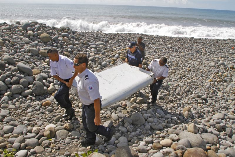 Začíná zkoumání trosky, která by mohla patřit boeingu letu MH370.