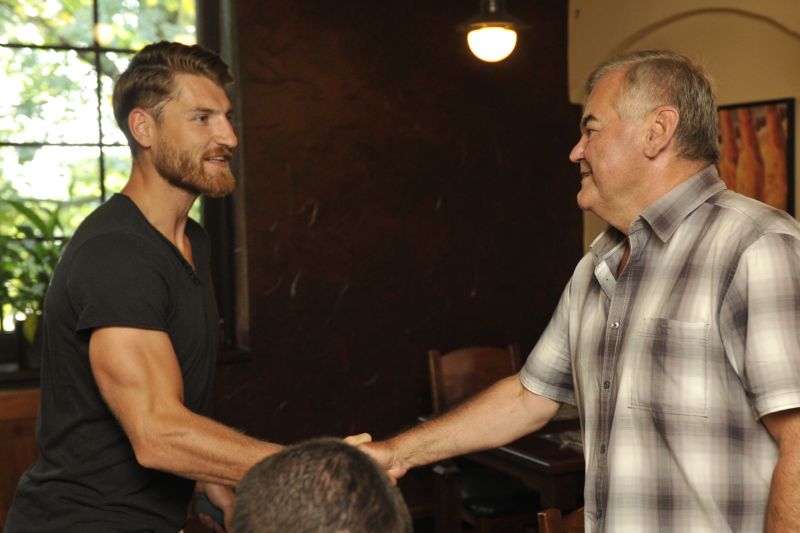 Reprezentační trenér Vladimír Vůjtek si podává ruku Jakubem Nakládalem. 