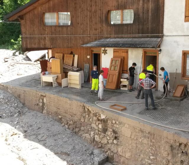 Obrovský sesuv půdy způsobený prudkými dešti usmrtil v noci na středu v turistické oblasti na severu Itálie nejméně tři lidi, jedním z nich je i český občan.