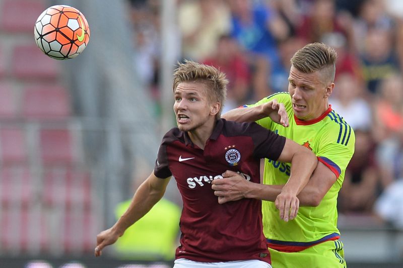 Martin Frýdek bojuje s obranou CSKA. 