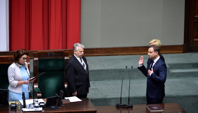 Polský prezident Andrezej Duda při prezidentském slibu před polským Národním shromážděním za přítomnosti mluvčí sněmovny Malgorzaty Kidawy-Blonsky a mluvčího senátu Bogdan Borusewicz.