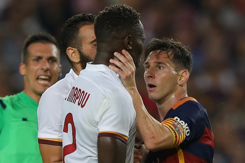 Messi se dostal do rozmíšky s obráncem Mapouem Yangou-M'biwou, kterého chytil pod krkem a udeřili se navzájem hlavou. Oba dostali za incident žlutou kartu. Messi se dostal do rozmíšky s obráncem Mapouem Yangou-M'biwou, kterého chytil pod krkem a udeřili se navzájem hlavou. Oba dostali za incident žlutou kartu.