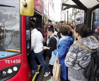 Dopravní podnik nasadil 250 autobusů navíc, což vedlo k dopravním zácpám.