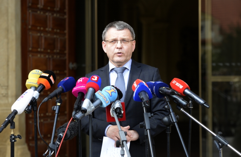 Uvolnění peněz na pomoc Barmě schválil ministr zahraničí Lubomír Zaorálek (ČSSD). Uvolnění peněz na pomoc Barmě schválil ministr zahraničí Lubomír Zaorálek (ČSSD).