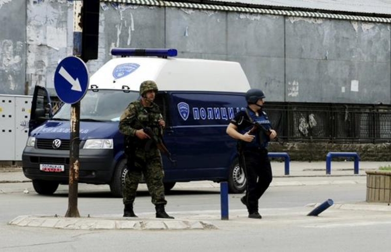 Makedonská policie při protiteroristickém zásahu několik osob zatkla. Makedonská policie při protiteroristickém zásahu několik osob zatkla.