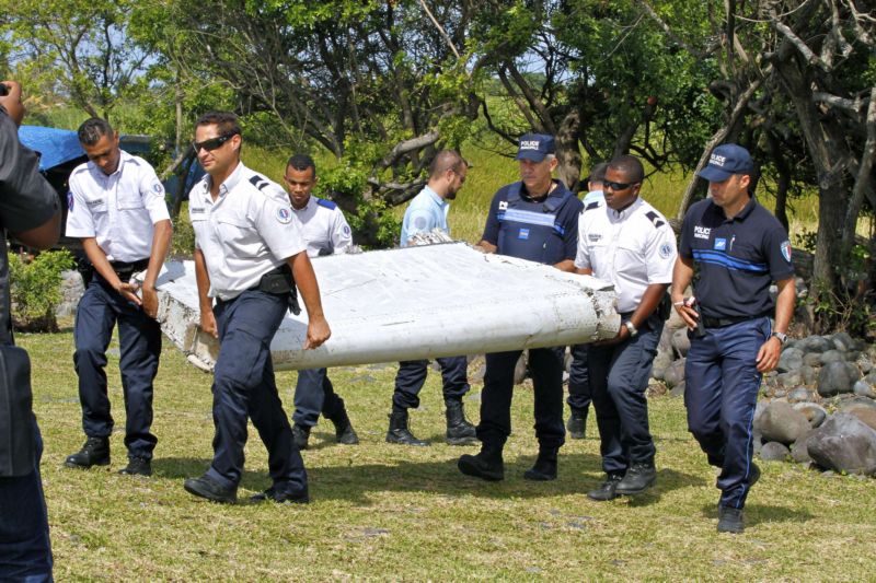 Po vztlakové klapce (na snímku) se prý nalezly další části patřící pohřešovanému Boeingu 777.
