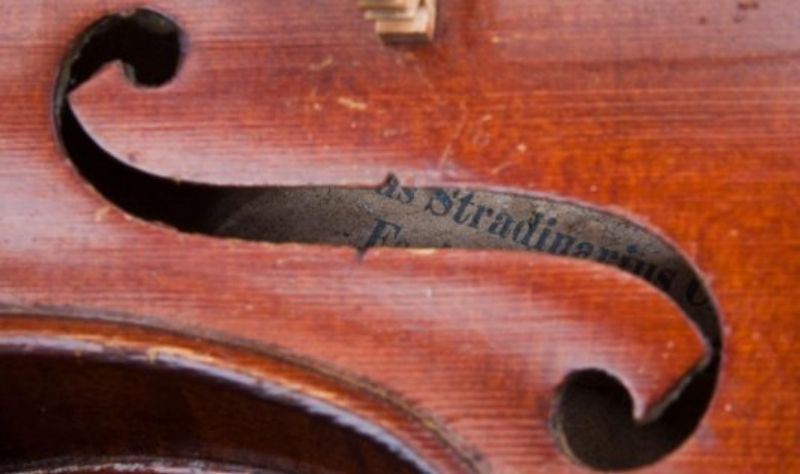 Do současné doby se zachovalo asi 600 kusů houslí, které vyrobil legendární italský mistr Antonio Stradivari. Do současné doby se zachovalo asi 600 kusů houslí, které vyrobil legendární italský mistr Antonio Stradivari.