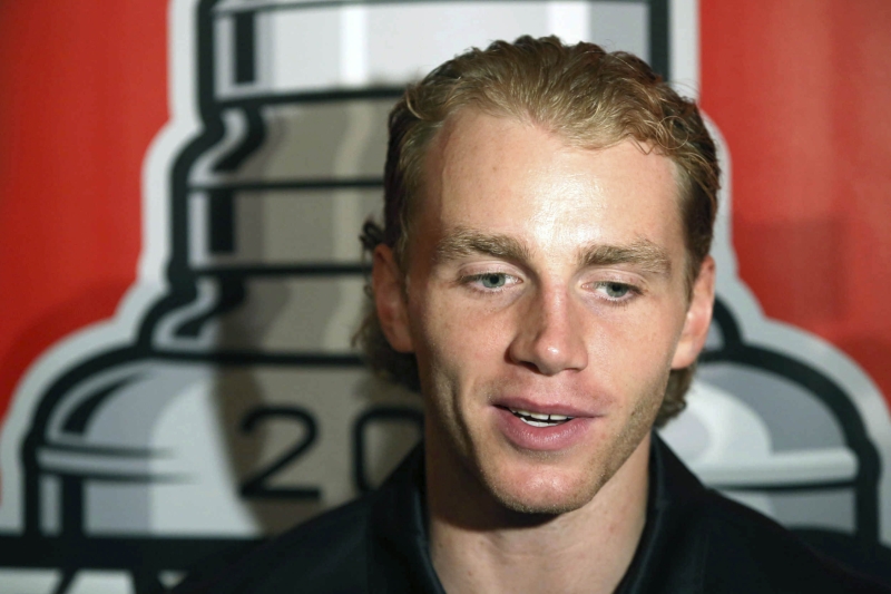 Trojnásobný vítěz Stanleyova poháru s Chicagem Patrick Kane je vyšetřován kvůli podezření ze znásilnění. Trojnásobný vítěz Stanleyova poháru s Chicagem Patrick Kane je vyšetřován kvůli podezření ze znásilnění.