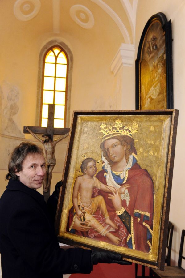 Obraz Madona z Veveří je zpodobením Panny Marie jako matky s malým Ježíšem.