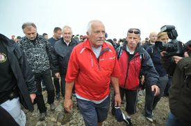 Bývalý prezident Václav Klaus a prezident Miloš Zeman na Sněžce při tradiční Vavřinecké pouti.