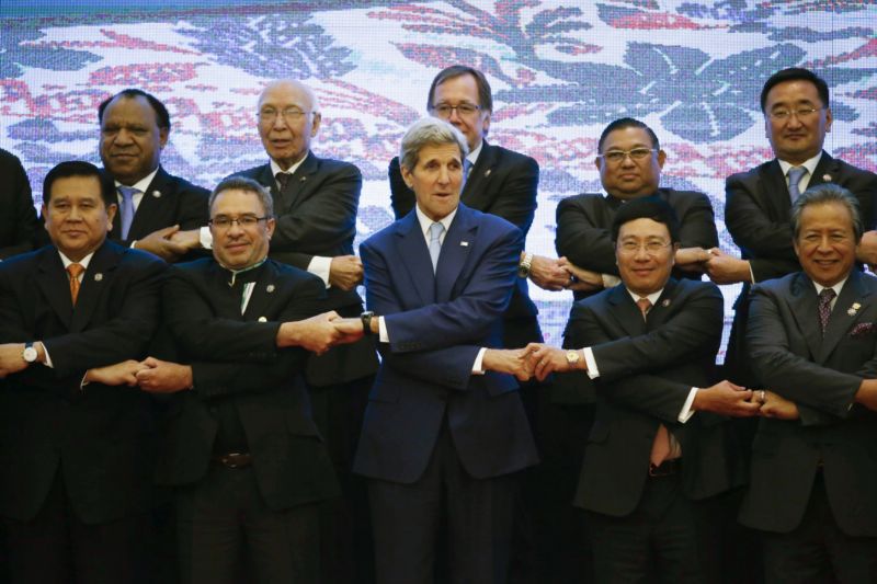 Americký ministr zahraničí John Kerry při slavnosti věnované 20. výročí navázání diplomatických styků mezi USA a Vietnamem. Americký ministr zahraničí John Kerry při slavnosti věnované 20. výročí navázání diplomatických styků mezi USA a Vietnamem.