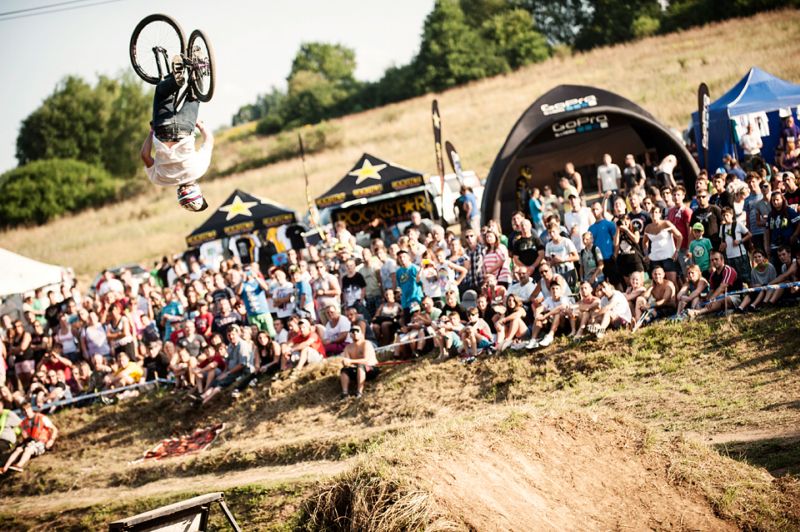 V motokrosovém areálu Kavčák u Benešova u Prahy se koná o víkendu mistrovství ČR ve freestyle motokrosu.