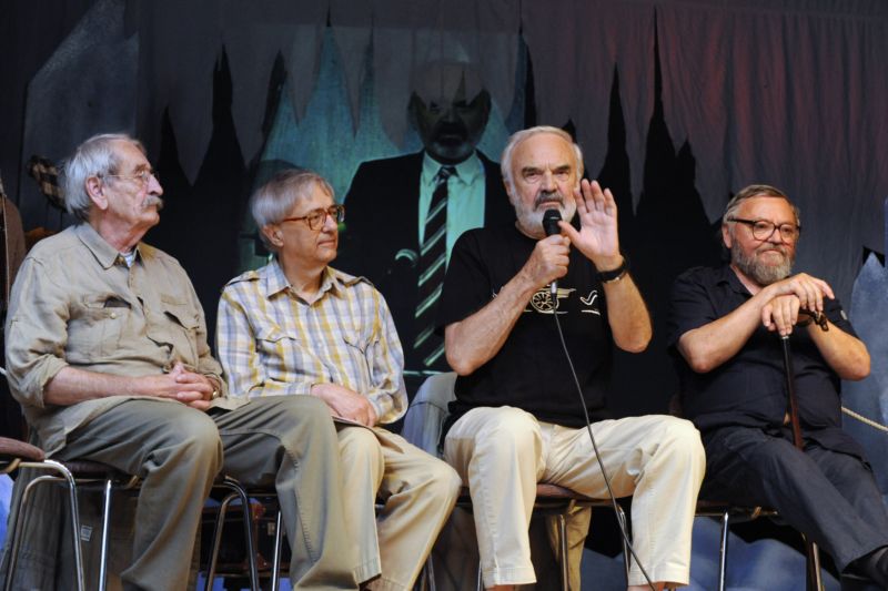 Herci (zleva) Jaroslav Weigel, Miloň Čepelka, Zdeněk Svěrák a Jan Hraběta.