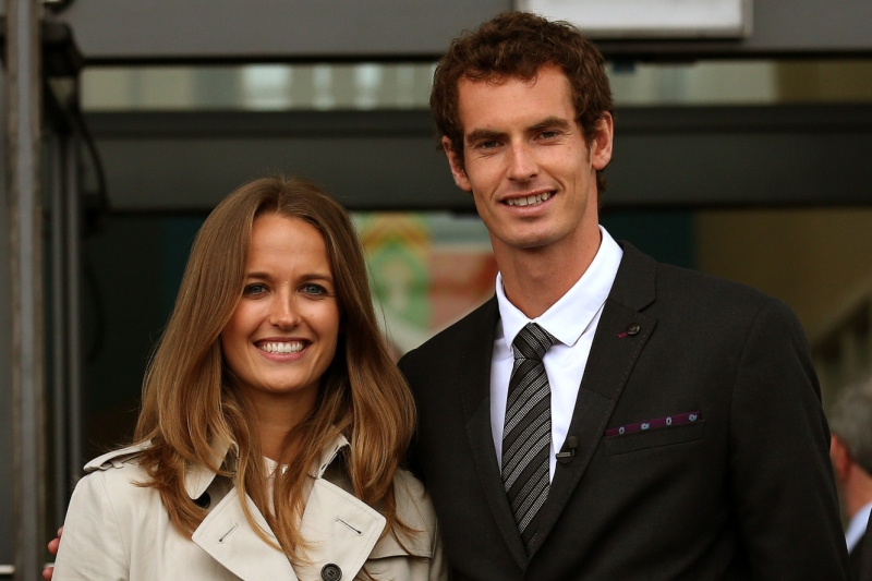 Britský tenista Andy Murray bude otcem. Jeho manželka Kim má přivést jejich prvního potomka na svět v únoru příštího roku. Britský tenista Andy Murray bude otcem. Jeho manželka Kim má přivést jejich prvního potomka na svět v únoru příštího roku.