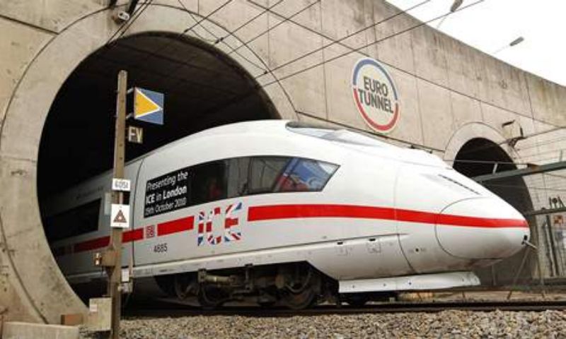 Společnost Eurotunnel, která trať provozuje, již dříve upozornila, že kdo se o přechod pokusí, téměř jistě zemře. Společnost Eurotunnel, která trať provozuje, již dříve upozornila, že kdo se o přechod pokusí, téměř jistě zemře.