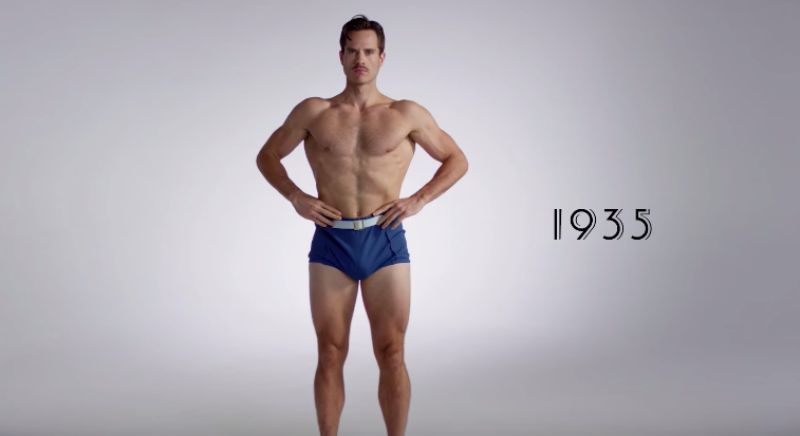 Hlavním "hrdinou" videa, které zobrazuje sto let pánských plavek, je model Matty Watss.